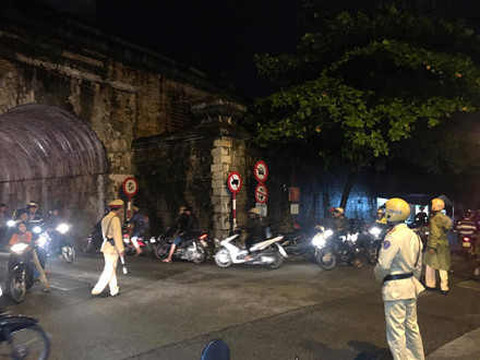 Thanh nien uy hiep cuop ngan hang tao ton o TP Hue