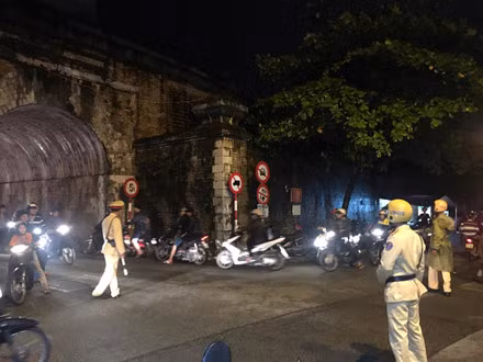 Thanh nien uy hiep cuop ngan hang tao ton o TP Hue