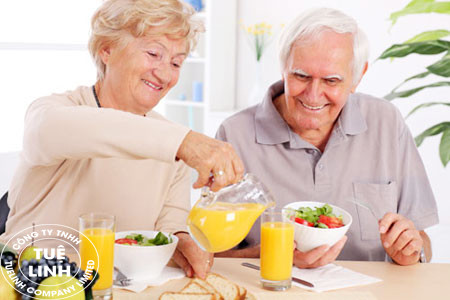 Chế độ ăn uống hợp lý. Theo các chuyên gia, bệnh nhân viêm khớp, đặc biệt là bệnh gout cần phải tuyệt đối tuân thủ chế độ ăn uống phù hợp. Các thức ăn cần phải kiêng là những đồ ăn nhiều đạm, hải sản, thực phẩm giàu protein, thịt có màu đỏ (thịt trâu, thịt bò,…), các đồ uống có chất kích thích,… Nếu duy trì ăn các loại thực phẩm này, bệnh rất dễ tái phát và ngày càng đau đớn hơn.