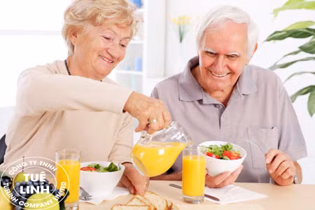 Chế độ ăn uống hợp lý. Theo các chuyên gia, bệnh nhân viêm khớp, đặc biệt là bệnh gout cần phải tuyệt đối tuân thủ chế độ ăn uống phù hợp. Các thức ăn cần phải kiêng là những đồ ăn nhiều đạm, hải sản, thực phẩm giàu protein, thịt có màu đỏ (thịt trâu, thịt bò,…), các đồ uống có chất kích thích,… Nếu duy trì ăn các loại thực phẩm này, bệnh rất dễ tái phát và ngày càng đau đớn hơn.