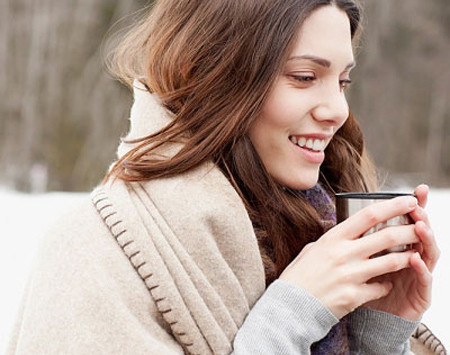 Uống đủ nước. Mỗi ngày uống đủ 2 lít nước khiến máu trong cơ thể điều hòa và lưu thông tốt hơn. Hệ tuần hoàn có làm việc tốt thì mới cung cấp đầy đủ dưỡng chất cho hệ xương khớp được. Bệnh đau khớp do bạn thiếu nước có thể biểu hiện ra ngoài bằng việc bầm tím đầu gối, máu ứ đọng lâu có thể gây sưng tê chân. Không có đủ lượng nước khiến các cơ dễ bị mỏi, khi gặp vận động sẽ không còn dẻo dai linh hoạt nữa.