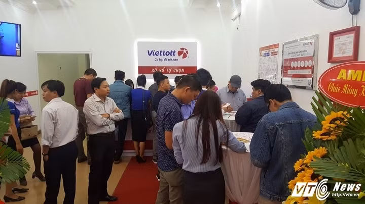 Mot khach hang Ha Noi chi 40 trieu dong mua ve so Vietlott-Hinh-4