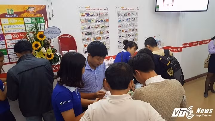 Mot khach hang Ha Noi chi 40 trieu dong mua ve so Vietlott-Hinh-2