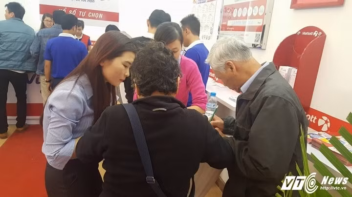 Mot khach hang Ha Noi chi 40 trieu dong mua ve so Vietlott