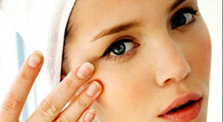 Chẳng hạn như vùng da mắt vốn rất mỏng, nếu bôi mật ong vào, bạn nên pha loãng và thoa mỏng. Khi kết hợp mật ong với những nguyên liệu khác như lòng trắng trứng, nước chanh, bột mỳ... để tạo thành mặt nạ dưỡng da, bạn tuyệt đối tránh bôi vào vùng mắt.