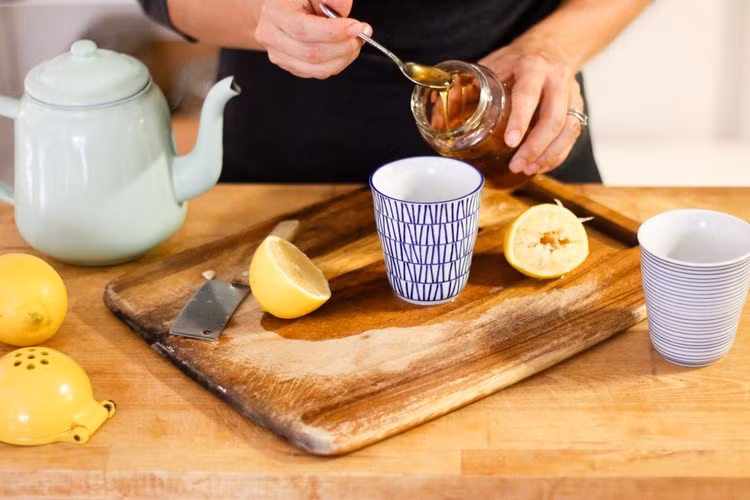 Bắt đầu bữa sáng bằng một ly mật ong khiến thận phải làm việc nặng nề, dẫn đến chức năng bài tiết nước tiểu hay thải độc trong ngày của thận tương đối ì ạch và chậm chạp. Sự trao đổi chất cũng diễn ra kém hiệu quả. Cách tốt nhất để bắt đầu ngày mới, bạn hãy uống một cốc nước ấm trước. Sau đó 10 phút có thể thực hiện kế hoạch giảm cân, đẹp da bằng ly nước mật ong ấm.