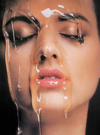 Bôi mật ong vào bất cứ vùng da nào. Nhiều bạn lạm dụng mật ong, bôi lên nhiều vùng da trên khuôn mặt. Ngay cả khi không dị ứng với mật ong, bạn cũng không nên bôi chúng vào một số vùng da. Do mật ong chứa chất làm giãn tĩnh mạch nên bạn không được bôi chúng vào vùng da bị giãn tĩnh mạch.