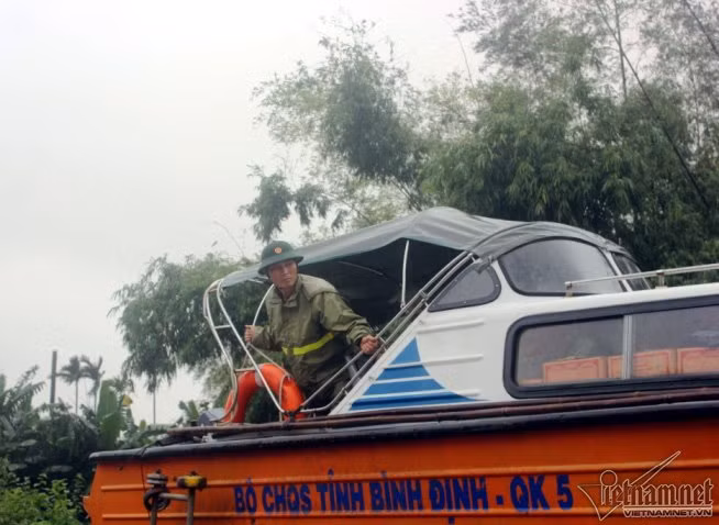 Vượt lũ cứu dân.