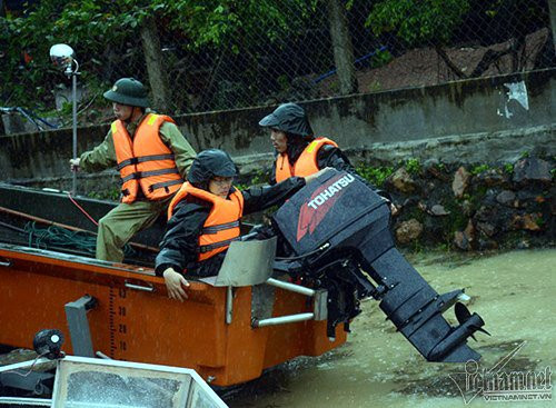 Đưa dân vùng lũ Hoài Mỹ, huyện Hoài Nhơn ra khỏi khu vực nguy hiểm.