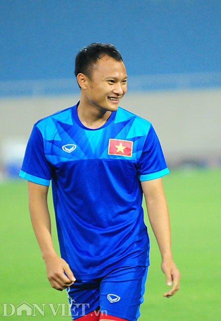 Bắt đầu buổi tập trên SVĐ Quốc gia Mỹ Đình, PV ghi nhận, các cầu thủ Việt Nam có tâm lý rất thoải mái và hăng say tập luyện. Các bài tập được chia ra làm 3 nhóm, sau đó các nhóm đá ma, ban bật một chạm, các kỹ năng xử lý bóng nhanh đều được HLV Hữu Thắng đưa ra trong buổi tập.