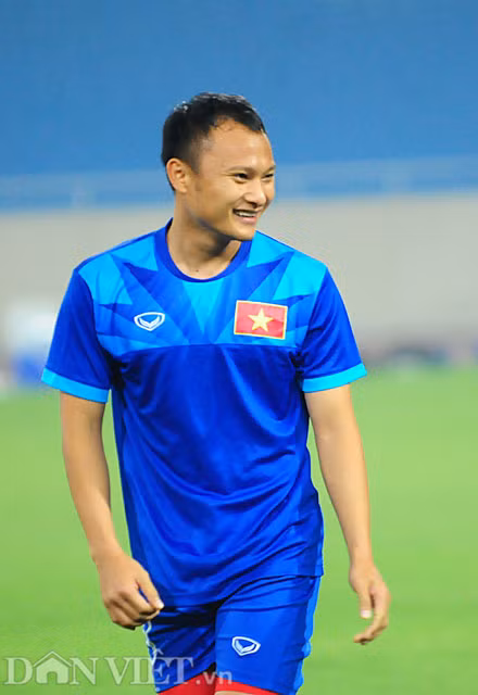 Bắt đầu buổi tập trên SVĐ Quốc gia Mỹ Đình, PV ghi nhận, các cầu thủ Việt Nam có tâm lý rất thoải mái và hăng say tập luyện. Các bài tập được chia ra làm 3 nhóm, sau đó các nhóm đá ma, ban bật một chạm, các kỹ năng xử lý bóng nhanh đều được HLV Hữu Thắng đưa ra trong buổi tập.