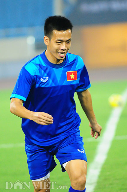 Cầu thủ Văn Quyết hào hứng trong buổi tập.