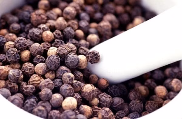 Tán nhỏ 2g hạt tiêu và 3g gừng khô. Đem bột này hòa với nước com nóng. Nên uống bài thuốc này vào lúc bụng đang đói. Ảnh: peppervietnam.com