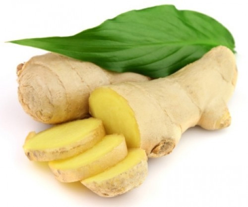 Gừng tươi - hoắc hương: Hoắc hương 50g, đường đỏ 20g, gừng tươi 15g. Tất cả rửa sạch thái mỏng, cho vào 300ml nước đun sôi 10 phút thì bỏ đường đỏ vào khuấy tan, uống nóng. Cách này trị dứt nôn, thích ứng với chứng phát nhiệt, sợ lạnh, người khó chịu. Ảnh://suckhoedoisong.vn/