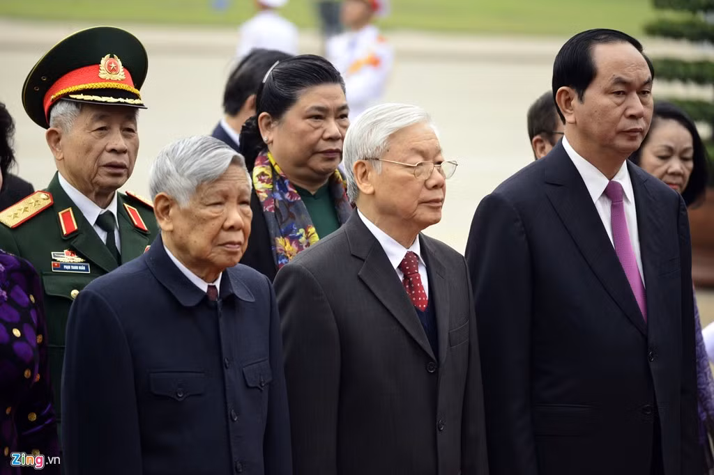 Nguyên Tổng bí thư Lê Khả Phiêu và nhiều cựu lãnh đạo khác cũng có mặt tại lễ viếng.