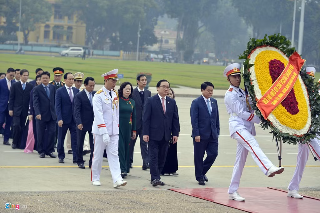 Đoàn Thành ủy, HĐND, UBND TP Hà Nội do Bí thư Hoàng Trung Hải dẫn đầu vào viếng.