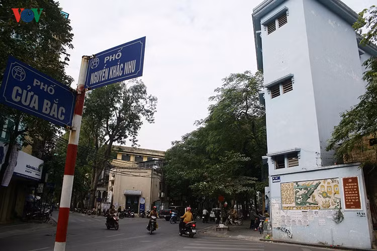 Ngày 19/12/1946, hưởng ứng Lời kêu gọi toàn quốc kháng chiến của Bác Hồ, cả nước đứng lên quyết bảo vệ Tổ quốc, quân và dân Thủ đô đã biến phố phường thành trận địa, đình chùa thành căn cứ cách mạng, mọi ngôi nhà đều trở thành pháo đài trong cuộc kháng chiến...