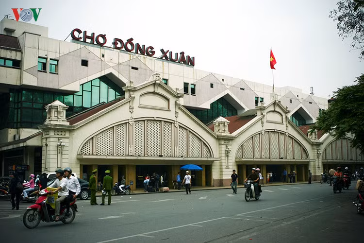 Chợ Đồng Xuân, ngày 14/2/1947, các chiến sĩ Thủ đô đã anh dũng chiến đấu giáp lá cà tiêu diệt giặc Pháp trong cuộc tấn công của chúng vào chợ Đồng Xuân, 100 tên địch đã bị giết và bị thương, 4 xe tăng bị phá huỷ..