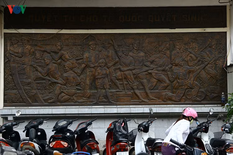 Tấm phù điêu ghi lại chiến tích của các chiến sĩ, quân dân Thủ đô.