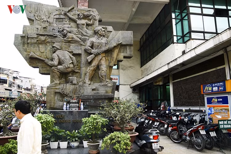 Bức phù điêu được dựng bên hông chợ Đồng Xuân để người dân Thủ đô đến tưởng niệm mỗi dịp kỷ niệm ngày lễ lớn của đất nước.