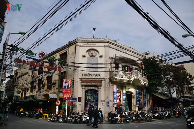 Rạp Chuông Vàng (trước đây được gọi là rạp Tố Như) nằm ở ngã tư Hàng Bạc - Tạ Hiện vào ngày 14/1/1947, các chiến sĩ cảm tử quân Thủ đô đã làm lễ tuyên thệ "Quyết tử cho Tổ quốc quyết sinh".