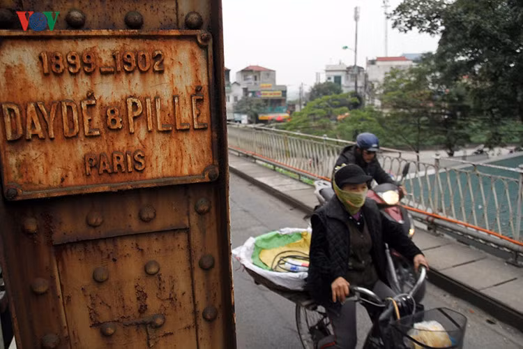 Cây cầu là một phần không thể thiếu với người dân Hà Nội, là chứng tích nhắc nhở về một thời khói lửa, đạn bom trong chiến tranh vệ quốc.