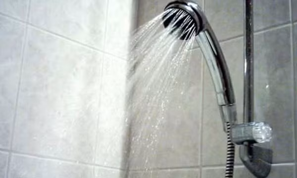 Tắm nước quá nóng. Thói quen tắm nước nóng, dùng lò sưởi,… trong thời điểm này cũng tạo cơ hội cho viêm da dị ứng hỏi thăm. Bởi điều đó chỉ càng làm cho da trở nên khô và ngứa. Đặc biệt việc chọn các loại mỹ phẩm dưỡng da trong mùa nếu không được chọn lựa kĩ càng cũng có thể gây tổn thương cho da.