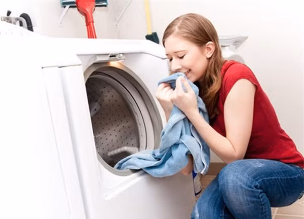 Mặc đồ chất liệu dễ gây dị ứng. Người có cơ địa dị ứng cần tránh mặc quần áo bằng chất liệu len, bố... Tránh mặc quần áo quá chật kẻo da bị cọ xát, dễ gây kích thích tại chỗ. Những thức ăn dễ gây dị ứng như hải sản, các chất được lên men như dưa, cà muối chua... cũng cần hạn chế ăn. (Nguồn ảnh: Yeusuckhoe, Alobacsi)