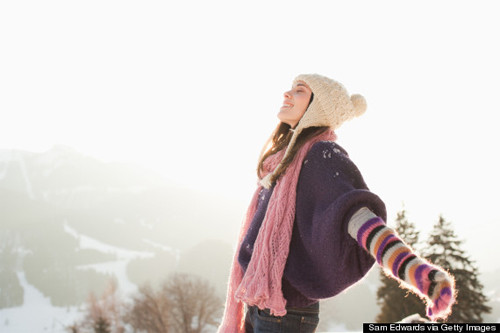 Nên thường xuyên tập thể dục buổi sáng như chạy bộ, đánh cầu lông...giúp cơ thể nóng lên, điều tiết tuần hoàn. Những khi cơ thể quá lạnh, đừng lười, hãy đứng lên vận động cơ thể. Bạn cũng không nên ngồi quá lâu, điều này sẽ ảnh hưởng tới quá trình tuần hoàn máu của cơ thể bạn.