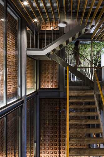 Các mặt tường được dựng nên bởi những viên gạch hoa nung. Gạch nung được sử dụng phổ biến tại Việt Nam trước khi có điều hòa nhiệt độ. Nó giúp ngôi nhà thoáng gió và che chắn khỏi ánh mặt trời.