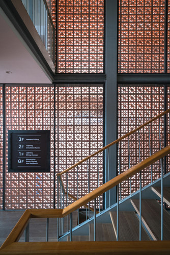 Các khối gạch nung có giá trị thành phẩm rất rẻ, hạ thấp được phí tổn xây dựng.