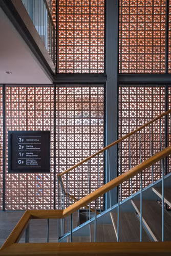 Các khối gạch nung có giá trị thành phẩm rất rẻ, hạ thấp được phí tổn xây dựng.