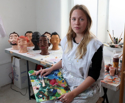 Không chỉ sáng tạo ra những bạn trai đất sét đủ mọi sắc tộc, màu da, chiều cao khác nhau, Mary còn tự tay làm ra những bối cảnh hẹn hò không lần nào giống lần nào như dã ngoại, du lịch, đến bảo tàng nghệ thuật, đi dạo....