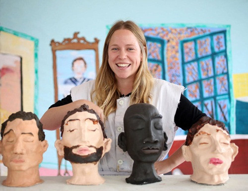 Sau khi những hình ảnh về màn hẹn hò kỳ quặc của nữ nghệ sĩ này được đăng tải trên cách trang báo mạng nổi tiếng thế giới, ngay lập tức đã nhận được sự chú ý. Nhiều người cho rằng, trong những buổi hẹn hò ấy, trông Mary thậm chí còn cô đơn hơn cả khi cô chỉ có một mình.