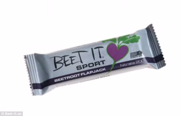 Củ cải tím. Củ cải tím mang lại cho bạn nguồn chất xơ dồi dào kích thích dạ dày và nhu động ruột, đồng thời giảm thời gian lưu lại của chất thải trong đường ruột. Chất xơ còn là nhân tố hỗ trợ tích cực cho quá trình tiêu hóa nhờ khả năng giữ nước và chống táo bón. Vì vậy hơn cả thuốc, củ cải luộc giúp bạn giải quyết các vấn đề của dạ dày, ngừa bệnh trĩ, phòng ung thư kết tràng và ung thư trực tràng.