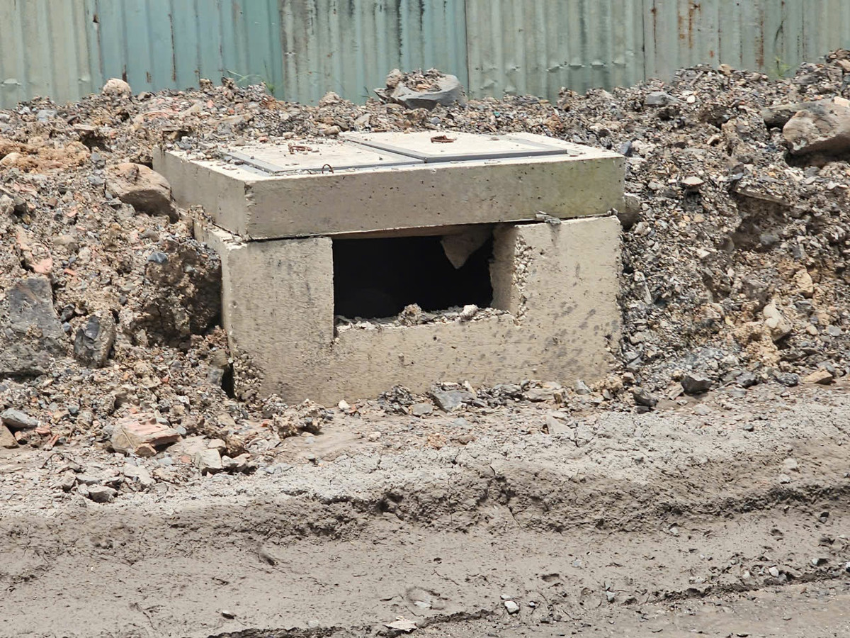 Nhà thầu đang tiến hành làm cống thoát nước (ảnh ghi nhận ngày 11/9). Ảnh HĐ