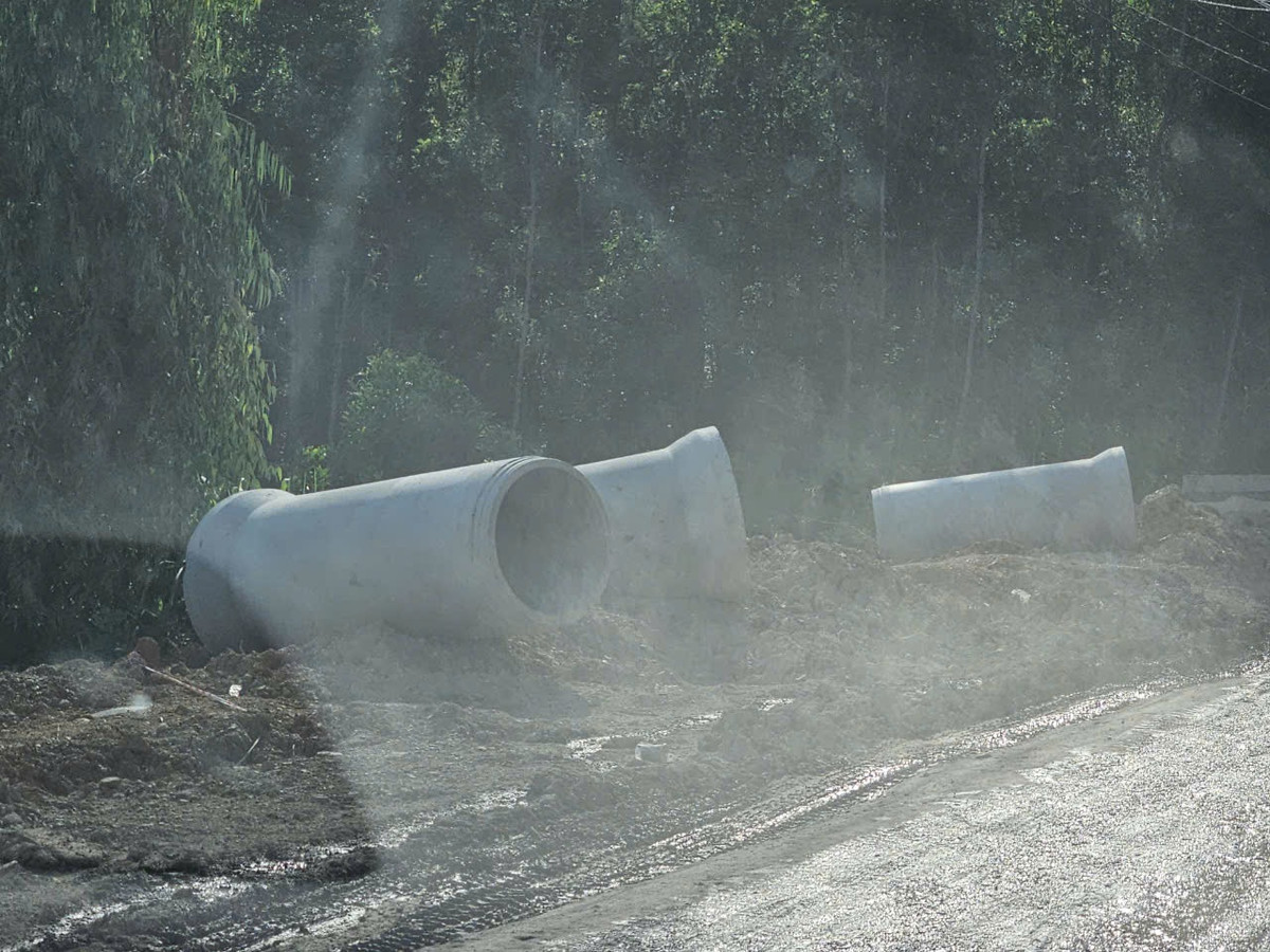 Ống cống ngổn ngang bên đường (ảnh ghi nhận ngày 11/9). Ảnh HĐ