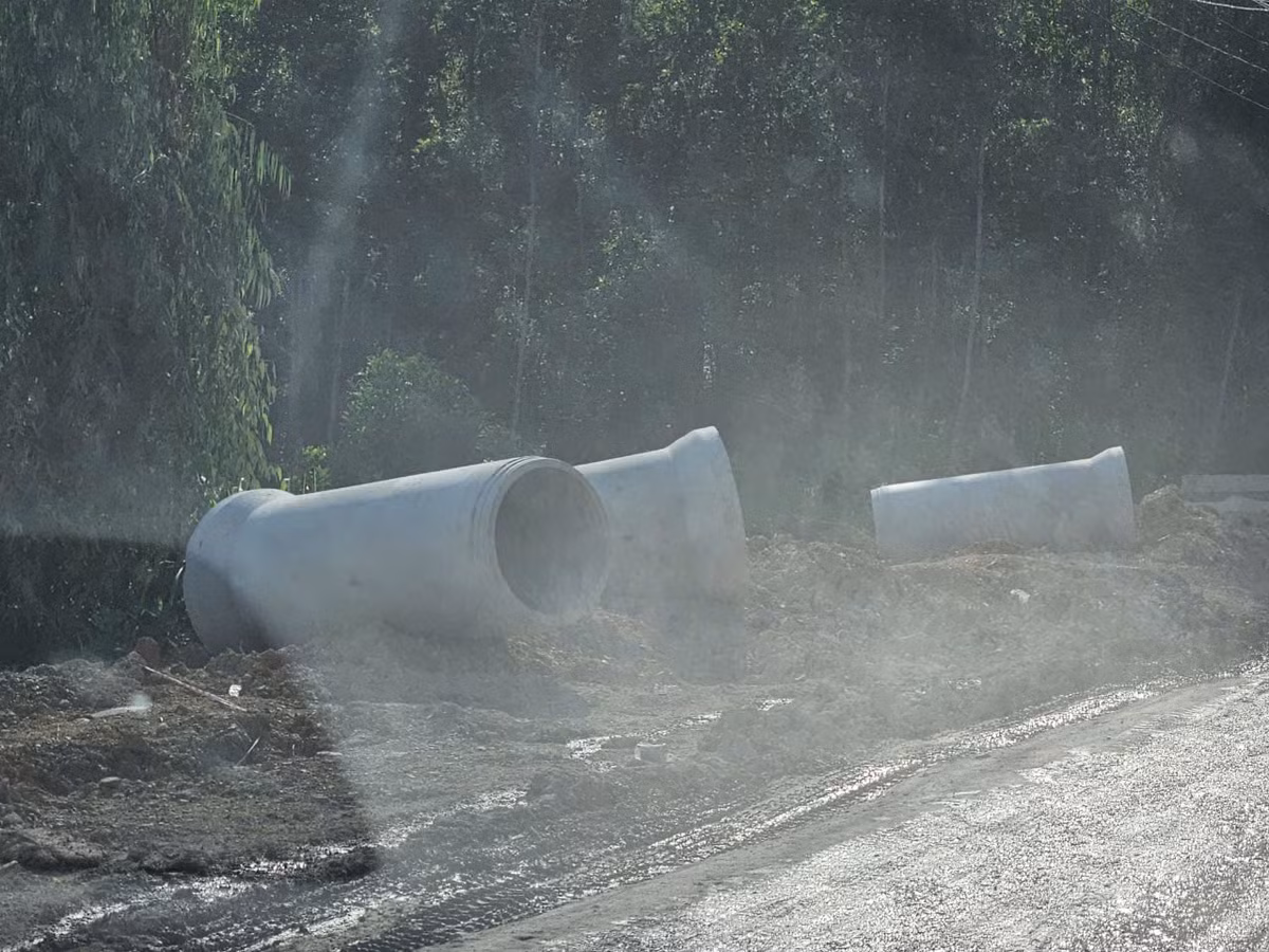 Ống cống ngổn ngang bên đường (ảnh ghi nhận ngày 11/9). Ảnh HĐ