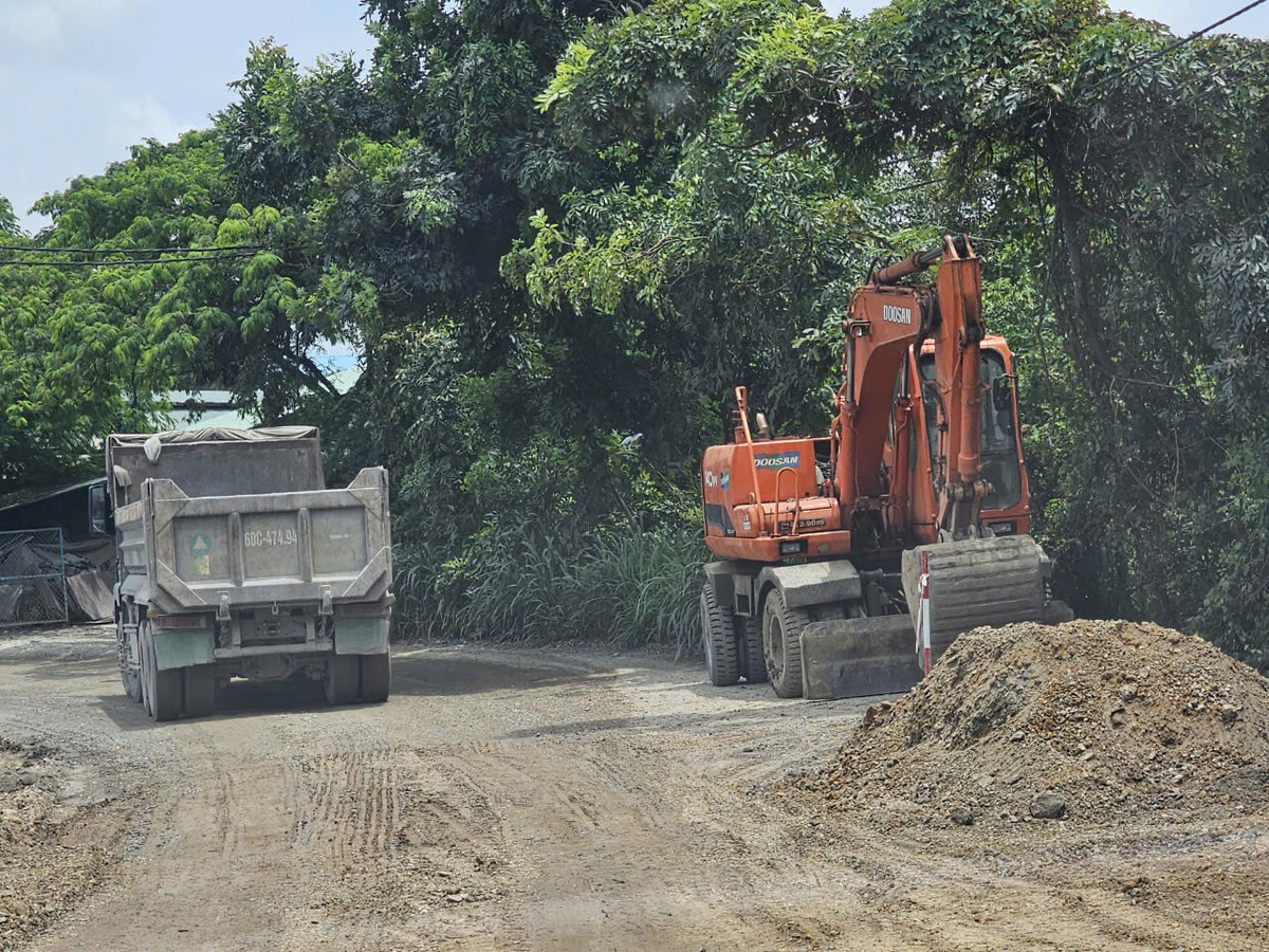 Vẫn đang san gạt làm phẳng mặt đường, (ảnh ghi nhận ngày 11/9). Ảnh HĐ