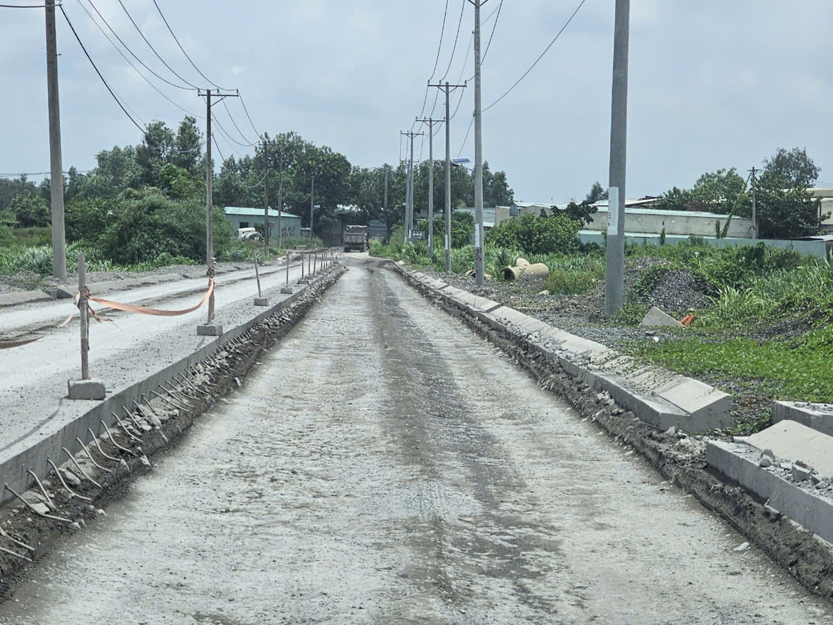 Sự đối lập 2 làn đường và những thanh sắt chờ. Ảnh HĐ