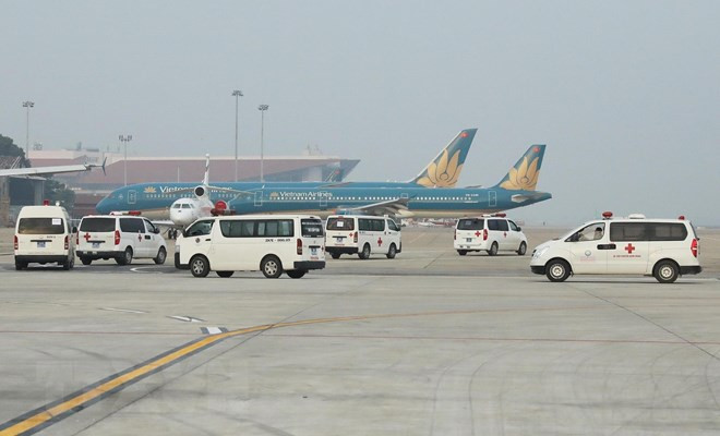 Đoàn xe cứu thương đã được tập kết tại sân bay để đưa các thi thể về quê các nạn nhân. (Ảnh: TTXVN)
