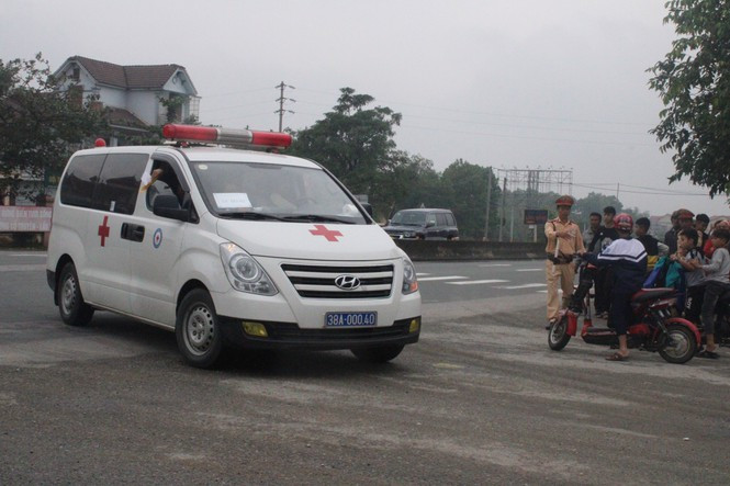 Chiều cùng ngày (27/11), ông Bùi Huy Cường - Phó chủ tịch UBND huyện Can Lộc (Hà Tĩnh) trả lời trên báo Tiền Phong cho biết, đến khoảng 13h chiều nay, 8 nạn nhân tử vong tại Anh đã được đưa từ sân bay Nội Bài về tại địa phương để bàn giao cho gia đình tổ chức lo mai táng. (Ảnh: Tienphong)