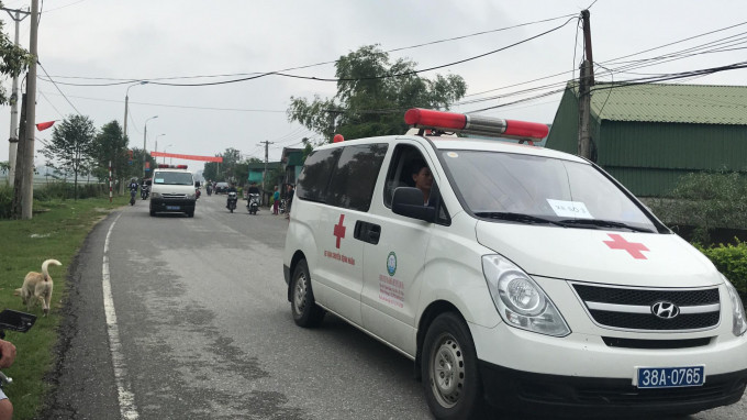 Những chiếc xe cứu thương chở thi hài nạn nhân về quê để tổ chức bàn giao cho gia đình tại xã Thiên Lộc, huyện Can Lộc. (Ảnh: Phapluatplus)
