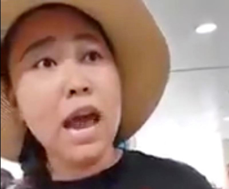 Tại thời điểm trên, do vô ý làm mất thẻ lên máy bay và phải quay lại quầy thủ tục, bà Hiền tiếp tục lớn tiếng quát tháo, mạt sát nhân viên sân bay tại đây.