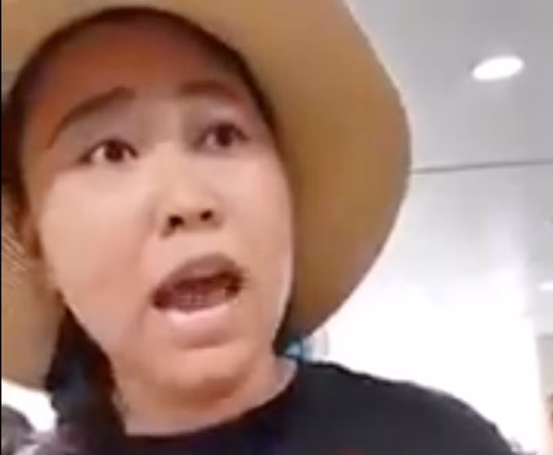 Tại thời điểm trên, do vô ý làm mất thẻ lên máy bay và phải quay lại quầy thủ tục, bà Hiền tiếp tục lớn tiếng quát tháo, mạt sát nhân viên sân bay tại đây.