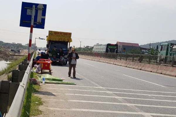 Di be trap dam cuoi ve, nu sinh THPT tai nan giao thong tu vong