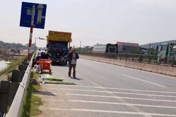 Di be trap dam cuoi ve, nu sinh THPT tai nan giao thong tu vong