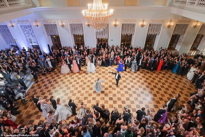 Dạ tiệc trưởng thành có xuất xứ từ thế kỷ 18. Ngày nay, sự kiện này không chỉ dành cho hoàng gia mà còn mở rộng tổ chức cho các tiểu thư, công tử thuộc gia đình quyền thế ở nhiều quốc gia trên thế giới.