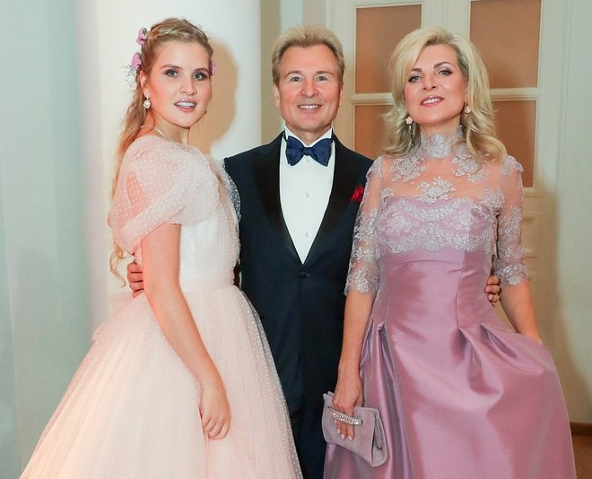 Không chỉ là dịp để giới thượng lưu giới thiệu con cái - những người thừa kế tương lai - đến bạn bè, đối tác mà còn là cơ hội để các cô gái phô trương sự giàu có của gia đình.