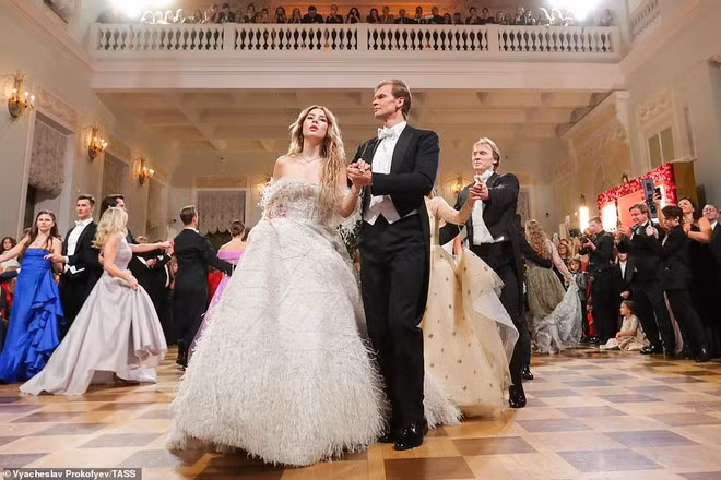 Nhân vật chính trong đêm dạ hội là những tiểu thư từ 16 - 25 tuổi của các gia đình quyền thế. Còn các thiếu gia nhà giàu sẽ đóng vai trò “hộ tống” họ trong suốt bữa tiệc. Việc đi cùng chàng trai nào cũng ảnh hưởng đến địa vị xã hội của họ trong tương lai. Cả hai sẽ cùng nhau khiêu vũ dưới nền nhạc giao hưởng.